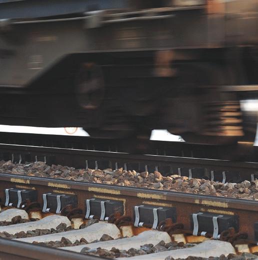 Besonders überwachtes Gleis: Der Schienenschleifzug im Einsatz Schienenstegdämpfer Entlang der Strecke Emmerich Oberhausen wird sich die Schallsituation auch nach dem dreigleisigen Ausbau und trotz