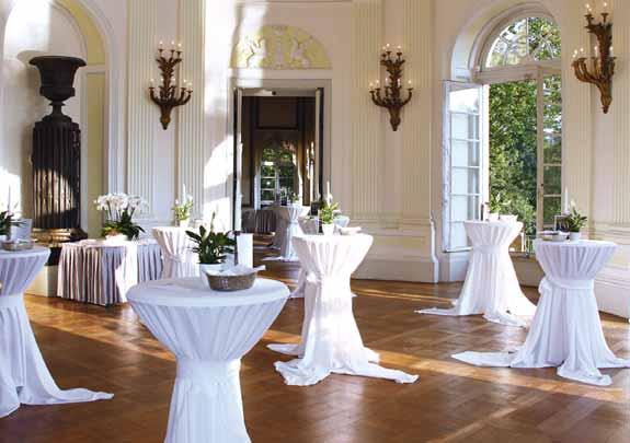 Zum Feiern stehen sowohl die historischen Räume des Seeschlosses als auch die Salons und Sonnen - terrassen des Hotels