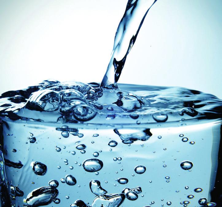 TRINK- WASSER Trinkwasser ist einer der bedeutendsten Bestandteile unseres Lebens. Um den Flüssigkeitsbedarf eines Erwachsenen zu decken, sollten täglich circa 2 Liter getrunken werden.