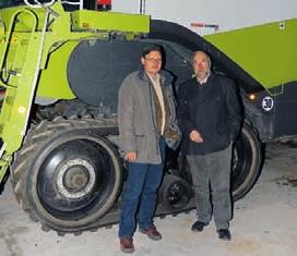 1 Ernte eines gleichmäßigen Weizenbestandes. Im Hintergrund der Brocken. 2 Rüdiger Klamroth (links) und Klaus Münchhoff vor einem der beiden 2009 neu gekauften Lexion 600 mit Raupenfahrwerk.