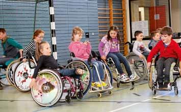 Hier bekamen alle Kinder einen Rolli und konnten erste Fahrversuche starten. Schließlich erhielten alle eine Trainingseinheit im Rollstuhlsport.