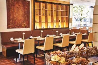Ausstattung Zu den Annehmlichkeiten im Steigenberger Hotel Köln zählen ein Restaurant, eine Bar sowie eine tolle Sommerterrasse.