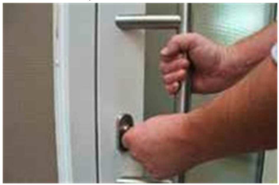Manuelles Aufsperren der Tür (aus dem versperrten Zustand) Schlüssel entgegen der Sperrrichtung