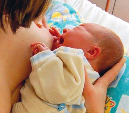 I hre Brustwarze befindet sich auf Höhe der Nasenspitze Ihres Babys. 4. Das Baby öffnet den Mund ganz weit, dann führen Sie sein Köpfchen zügig und sanft zur Brustwarze.