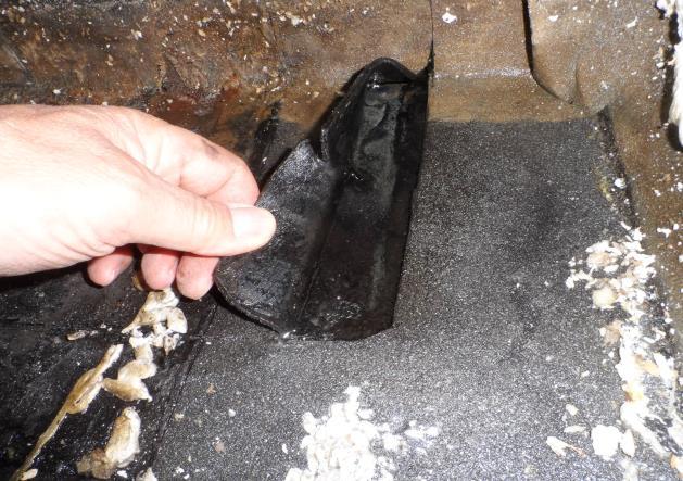 Bilder Wasser in US Die Unterseite der Dampfsperre mit Aluminiumbandeinlage war bei der Öffnung an den 4 Untersuchungsstellen feucht.