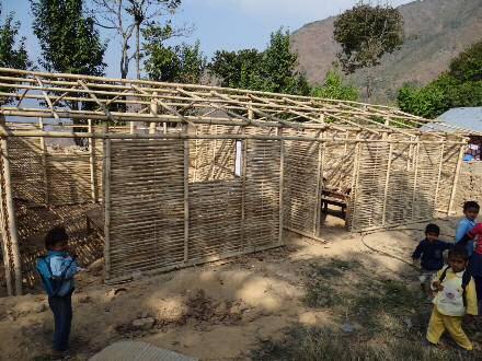 Das Dach beim Block 2 wird alsbald aufgesetzt Das unfertige Erdgeschoß wird zeitweise bereits genutzt Behelfsklassenraum nach den Erdbeben Auch das Toilettenhaus wird erneuert In Solambhu, Distrikt