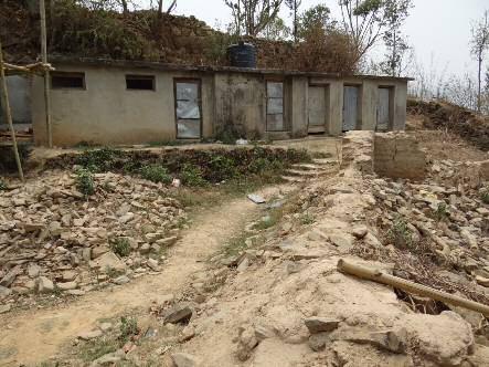 Eine der Schulen, die Surya Himalaya Primary School, wurde im vergangenen Jahr durch die Erdbeben so stark zerstört, daß das Gebäude nicht mehr betreten werden durfte.