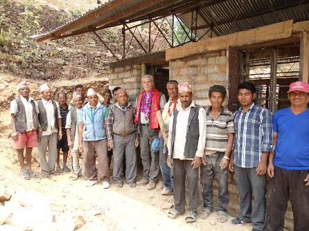 verstärkten Wänden Unsere Wiederaufbaumannschaft aus dem Dorf