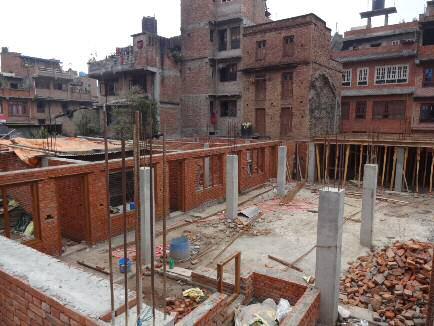 Seit einigen Wochen wird auch an der Gewerbeschule in Bhaktapur weitergebaut. Die Arbeiten in den Kellerräumen sind abgeschlossen, zwei 100.