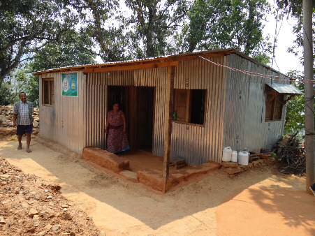Gewerbeschule in Bhaktapur (April 2016) Eine Erfolgsgeschichte ist der Bau von 32 sogen. Temporary Shelter in einem durch die Erdbeben völlig zerstörten Dorf im District Dhading.
