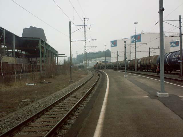 Blick vom Halteort Regionalzüge gegen das Ausfahrsignal B4.