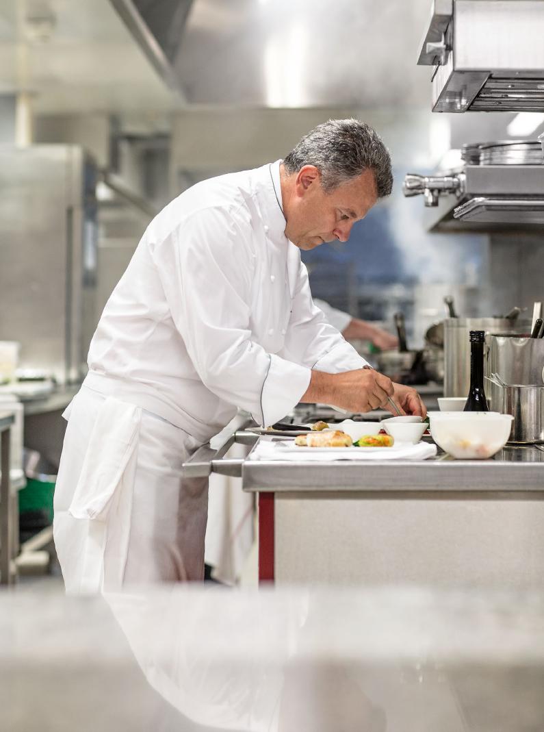 KÜCHEN-HANDWERKER Hinter den Kulissen wirken im Hotel Beau-Rivage Palace Menschen, die sich für ihre Berufung ins Zeug legen so auch Sous-chef exécutif Raphaël Breton.