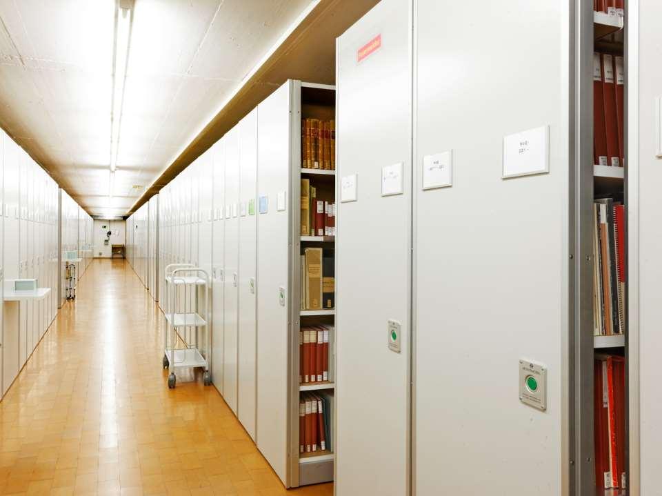 Vor dem Umbau Ehemals StUB, 2007 mit den universitären Bibliotheken fusioniert Ca. 1 Mio. Medien (UB total 4 Mio), 20 500 aktive Benutzende, 370'000 Ausleihen/Jahr, 800 Besucher/Tag, ca.