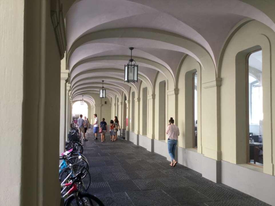 Universitätsbibliothek Bern Denkmalgeschützes historisches Gebäude im Besitz der Burgergemeinde Bern; gemeinsame Nutzung mit der Burgerbibliothek Bern Weniger