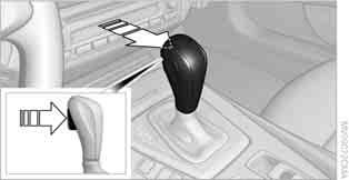 Wählhebelpositionen wechseln > Der Wählhebel kann bei eingeschalteter Zündung oder laufendem Motor aus der Position P herausgenommen werden.