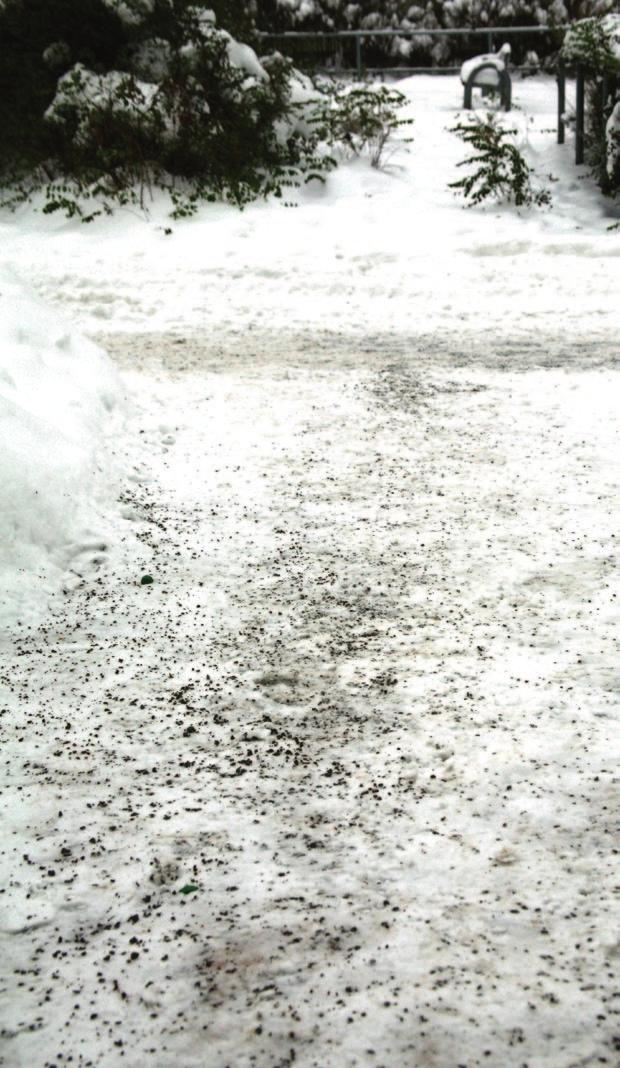 Streugut des Winterdienstes nicht beseitigen Wenn im Winter Schnee und Glätte die Straßen und Gehwege zu Rutschbahnen machen, fahren die von der Genossenschaft verpflichteten Winterdienst-Firmen