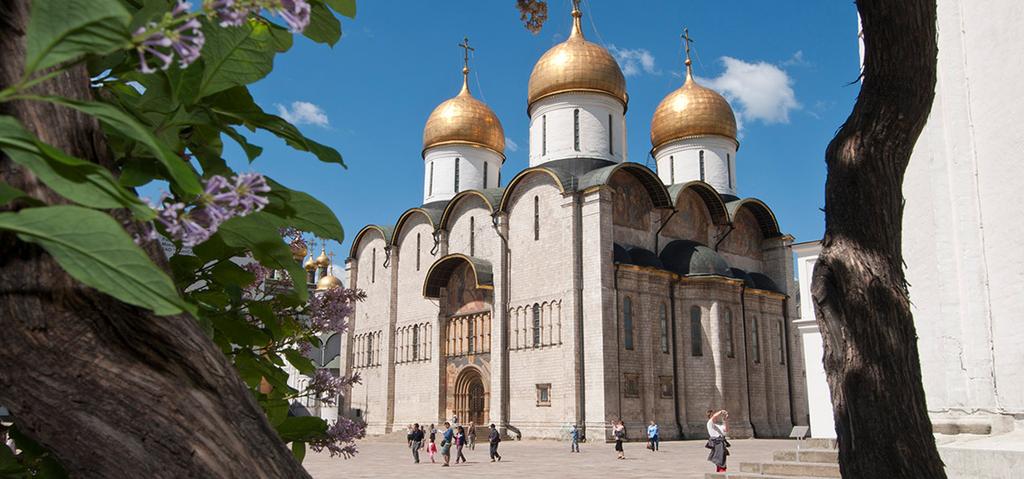 2 2. Tag Moskau: Stadtrundfahrt Vormittags startet Ihre informative Moskau-Stadtrundfahrt mit Besichtigung des imposanten KremlGeländes und seiner prächtigen Kathedralen aus der Zarenzeit.