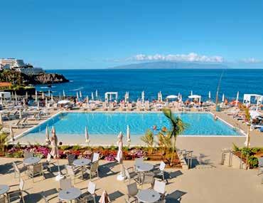n Von der Chillout-Terrasse und dem Hauptrestaurant bietet sich ein atemberaubender Blick auf das glitzernde Meer bis zur Nachbarinsel La Gomera. n Den Strand, die ca.