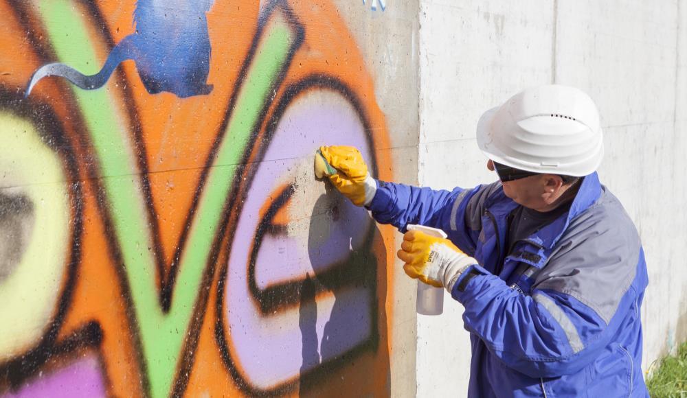 Seite 7 von 8 der Presseinformation Nummer 28 vom 04.04.2017 Dank der neuen Anti-Graffiti-Beschichtung von WACKER lassen sich Graffiti schnell und kostengünstig entfernen.