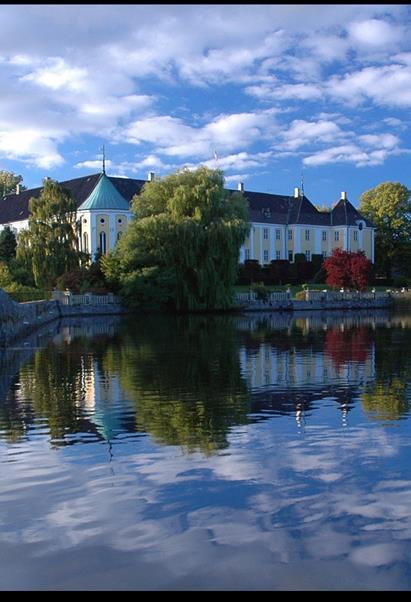Der Schlosspark ist besonders berühmt für seine alljährliche Tulpenausstellung im Mai.