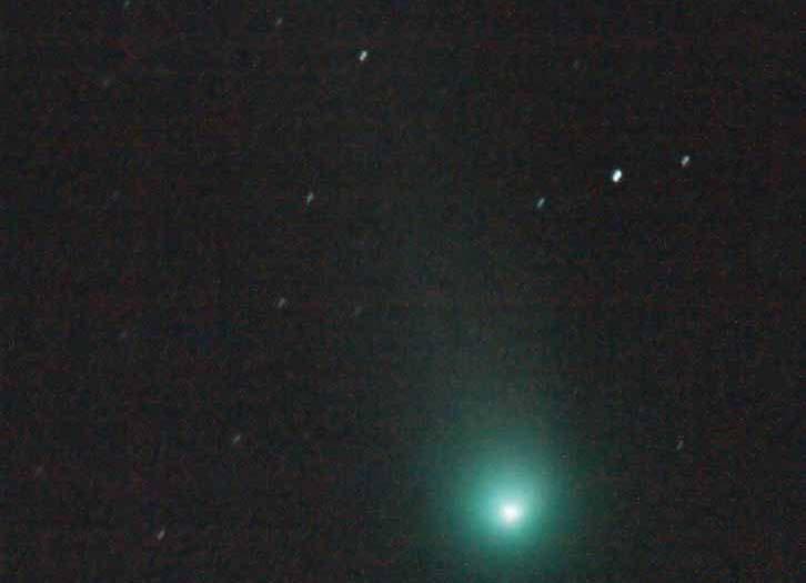 BESUCHER AUS DEM ALL Abb. 1: Lovejoy mit einer Brennweite von 1.600 mm (3 Aufnahmen à 30 sec). Kometen sind faszinierende Himmelsobjekte, die Bewegung in die starre Himmelslandschaft bringen.