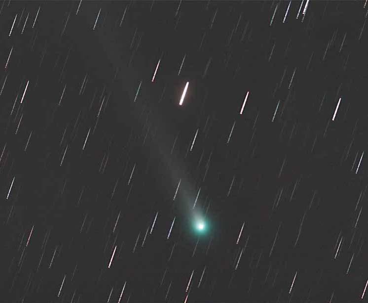Abb. 3: Lovejoy mit einer Brennweite von 420 mm (60 Aufnahmen à 60 sec) Koma bildet. Die Kometenkoma ist dabei unterschiedlichen Einflüssen ausgesetzt.