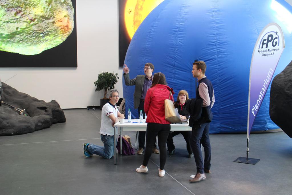 Vorträge und mobiles Planetarium beim Astronomietag im Max-Planck-Institut für Sonnensystemforschung.