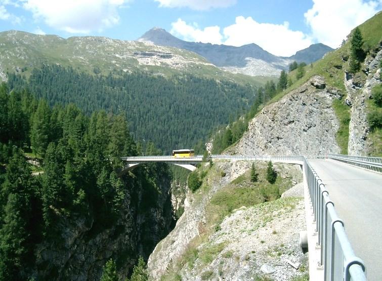 Brücke bei Innerferrera Strasse im Val Avers Die abwechslungsreiche