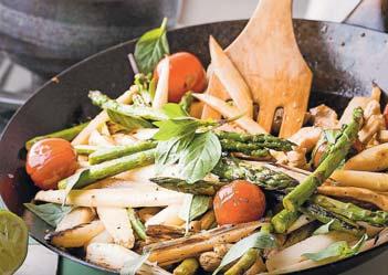 Spargel ist ein weltweit verbreitetes Gemüse, das auf allen Kontinenten, die Antarktis ausgenommen, bekannt ist, sagt Hennig Lühr, Autor eines Spargelkochbuches mit Rezepten aus 33 Ländern.