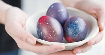Wer zum Färben echte Malfarben oder Glitzer verwendet, kann die gefärbten Eier jedoch nicht essen.