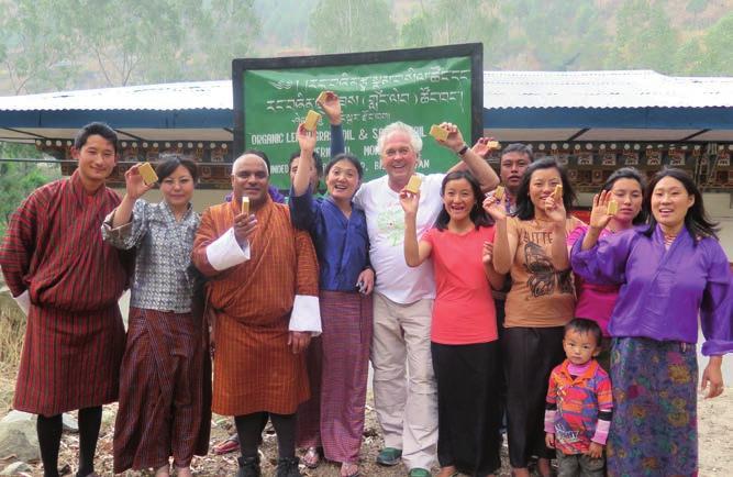 PRIMAVERA hergestellten Naturseife Lemongrass Ingwer unterstützen wir die erste Seifenmanufaktur in Bhutan, unseren Bio-Anbaupartner BioBHUTAN und 100 Familien auf dem Weg in eine bessere Zukunft.