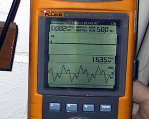 de/praxisbilder Resultierend aus der falschen Verlegung des Netzes (verpennte Netze) wurden Frequenzen von 150 Hz gemessen.