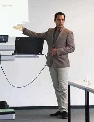 Im Anschluss begann die Vortragsreihe der afghanischen Workshopteilnehmer: Akmal Yaqini, PhD-Student, TU Berlin: The role of Open Source for the development of Afghanistan Herr Yaqini betonte in