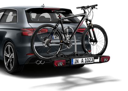 Der praktische Abklapp-Mechanismus sorgt dafür, dass der Gepäckraum Ihres Audi auch mit montiertem Fahrrad leicht erreichbar ist.