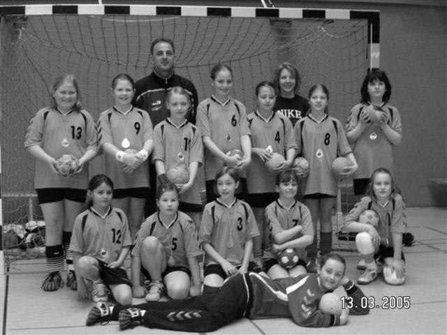 Handball Reinhard Brede Rengershäuser Straße 13 Telefon 47 00 23 Weibliche E-Jugend der SG Zwehren Bezirksmeister 2005! Erfolgreicher Abschluss der Mädchen von der E-Jugend der SG Zwehren!
