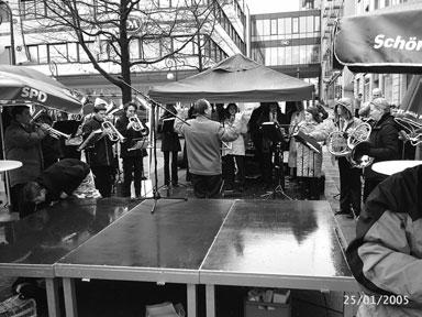 An diesem Tage spielte das Orchester in der Kasseler Innenstadt bei einer Wahlkampfveranstaltung.