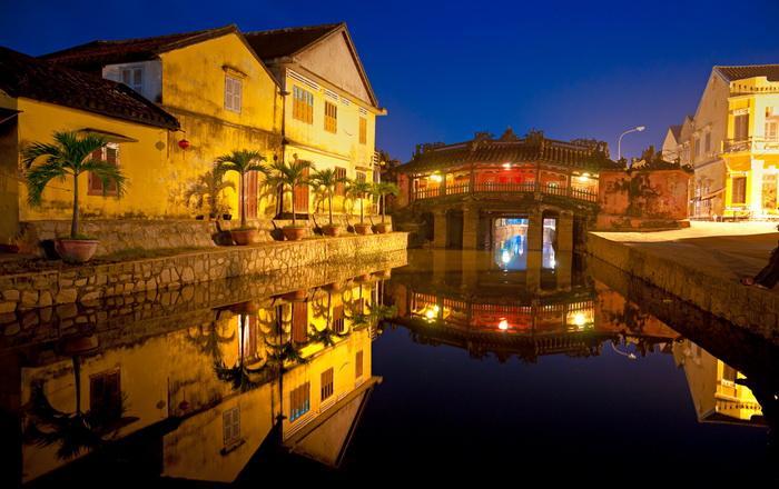 TAG 5 - MITTWOCH : HOI AN Hoi An war ein wichtiger Handelshafen im 17. und. Jahrhundert. Seine Architektur und lockerer Lebensstil haben sich über die Jahre wenig verändert.