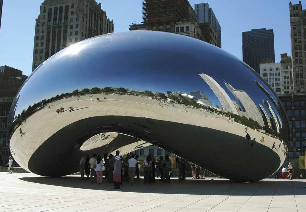 In den auf Hochglanz polierten Stahlplatten spiegeln sich die berühmte Skyline von Chicago und die
