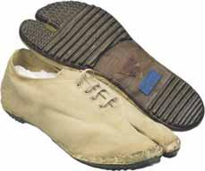 TITELSTORY Die meist auf einem nur leicht gebogenen Leisten gefertigten Schuhe sind an der Innenseite mit mehr oder weniger starken Pronationsstützen ausgestattet, was das für die Zielgruppe typische
