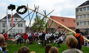 In Thüringen, Niedersachsen und den angrenzenden Regionen wird ein Maien zu Pfingsten gesetzt. Heute werden Glück, Segen, Wohlstand und Gedeihen vom Maibaum erhofft.