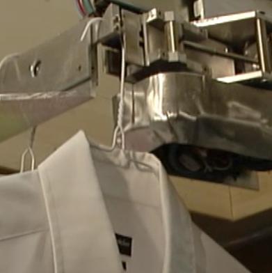 Die Sortierung und Verpackung Sortierung Nach dem Bügeln wird das Kleidungsstück auf einen Stauförderer gehängt und selbstständig zum Roboter transportiert.