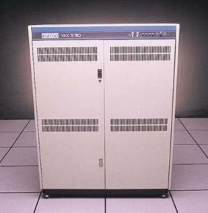 VAX11 PDP-11 war mit 16 bit Adreßraum für jeden Prozeß (auch nach Einführung von Speichermanagement und 22-bit Adressen) nach Aufkommen billiger Speicherchips nicht mehr konkurrenzfähig 1978 VAX-11: