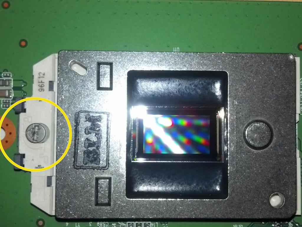 MITSUBISHI WD-73C9 DLP Chip Ersatz Schritt 12 dies eine Nahaufnahme des Chips auf der Platine ist,