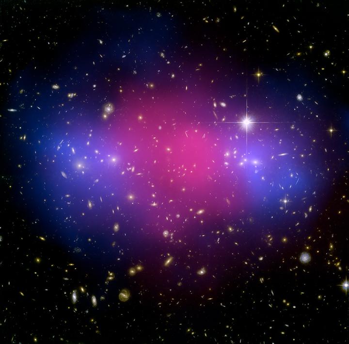 Dunkle Materie in Galaxienhaufen MACS J0025.4 Kollidierende Haufen sind keine Seltenheit!