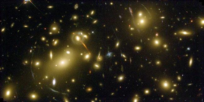 Dunkle Materie in Galaxienhaufen Massenbestimmung von Galaxienhaufen Virialsatz ( Virialmasse ) Annahme: