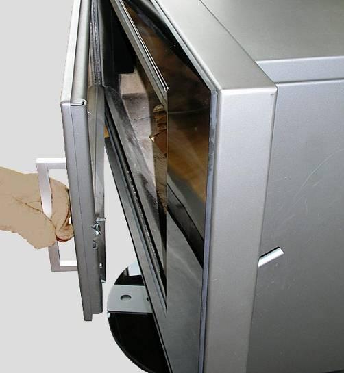 Installation / Verbrennungsluft / Anschluss an den Schornstein Öffnen und Schließen der Tür Schwenken des Ofens Zum Schwenken des Ofens den Drehgriff lösen.