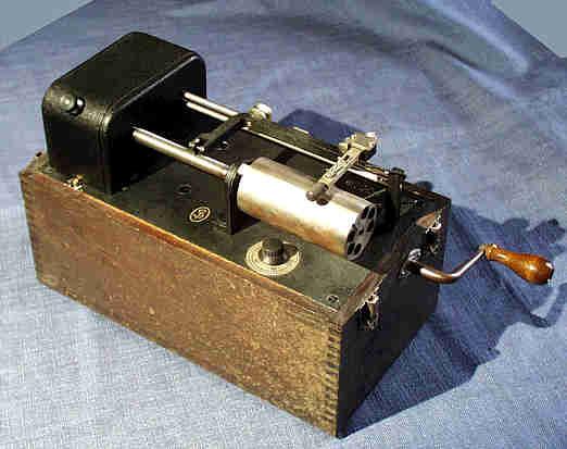 Ende der 1920er Jahre wird dieses System in Deutschland und England eingesetzt, um über den Rundfunk in den Sendepausen ergänzende Bilder, zum Beispiel weitere Informationen zu