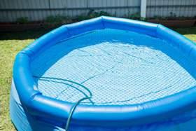 Startklar für den Sommer Den Pool nach dem Winter in Betrieb nehmen Sommerzeit ist Badezeit.