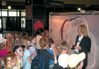 Im Sitz der Vereinten Nationen in Wien reisten im Jahr 2006 auch viele begeisterte Mädchen und Jungen zum Mars. Ich war auf dem Mars, nicht einmal, sondern viele dutzend Male.
