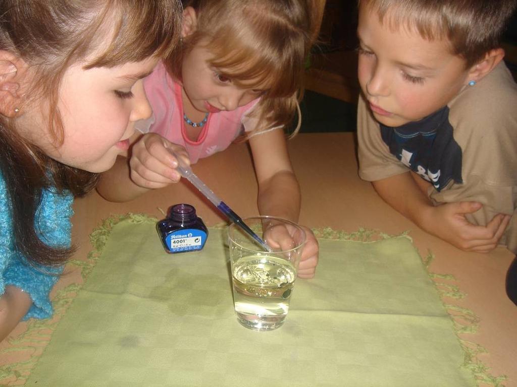 Zeit und Maße erleben: Machen Sie Ihr Kind auf die Uhrzeit aufmerksam und benennen Sie die Zeit, wann Sie in den Kindergarten gehen, wann sie gemeinsam wieder nach Hause kommen oder wann Ihr Kind